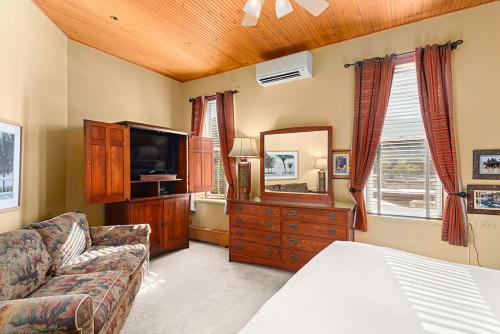Independence Square 308, Top Floor Hotel Room with Ideal Downtown Location