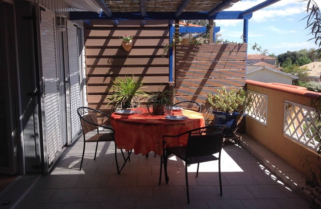 Independent T3 in large property, 74 m² upstairs with terrace