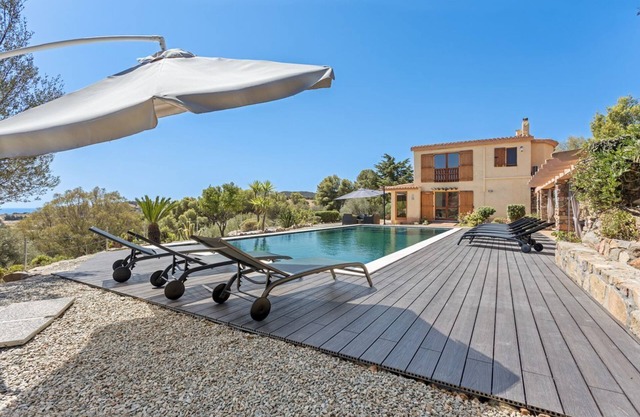 Independent villa with five bedrooms and four bathrooms