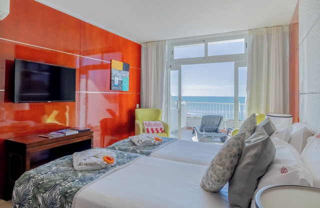 Indulge in Home-Like Comfort! Three Relaxing Suites, Pool, Beachfront Property!