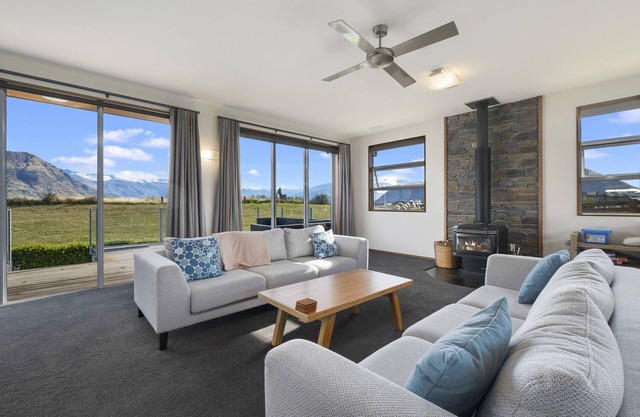 Infinity Views - Modern Wanaka Holiday Home
