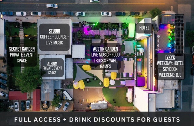 Inn Cahoots on 6th: 15 BR/39 Beds, Pool, Roofdeck