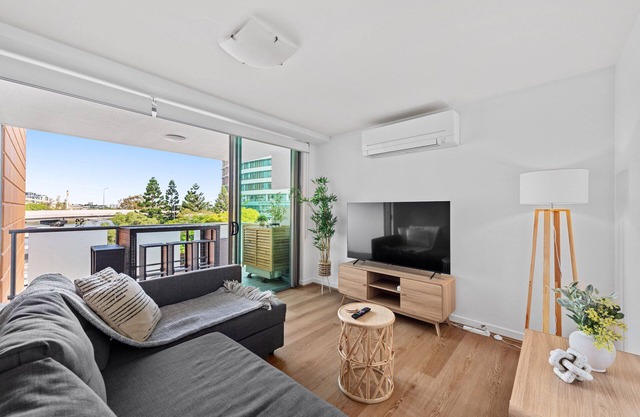 Inner City Action! 3Bed/2Bath/1Car/3Balconies