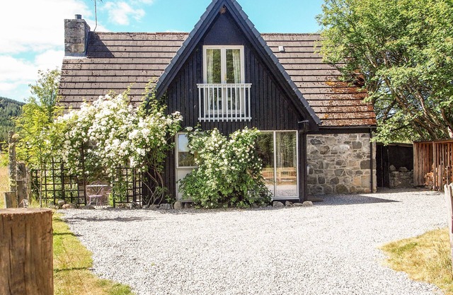 INSHCRAIG, family friendly, with open fire in Kincraig