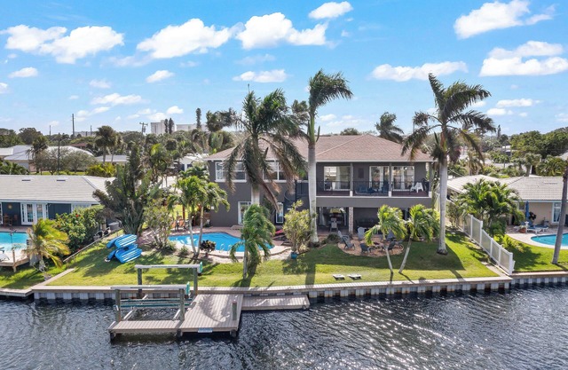 Insta Worthy! Waterfront Oasis-1 blk to beach-Kayaks-Fire Pit-Game Room
