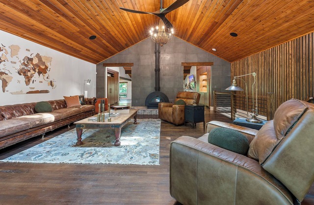 Intown Mountain Retreat a magical oasis, sauna, gym, pool table