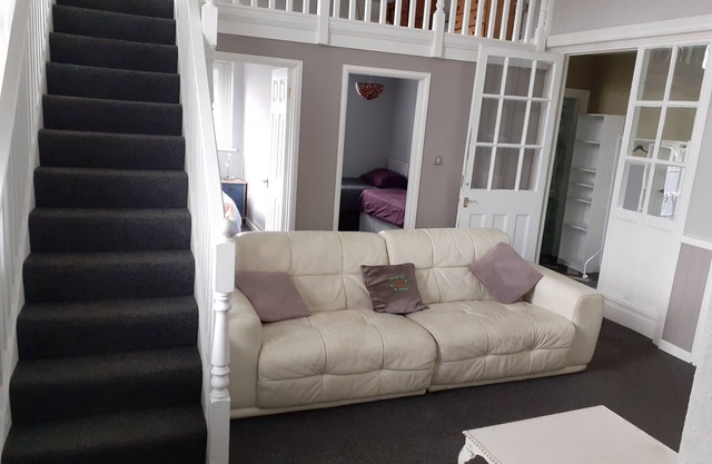 Inviting 3-bed Apartment in Swansea
