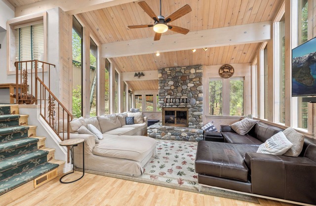 Inviting Cabin w/A/C at Northstar | Spacious Kitchen | Close to Golf and Mtn Biking | Sleeps 6