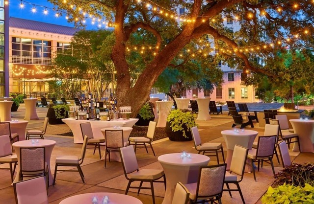 Inviting Downtown Retreat: 2 90s-styled Rooms w/Modern Amenities & Pool