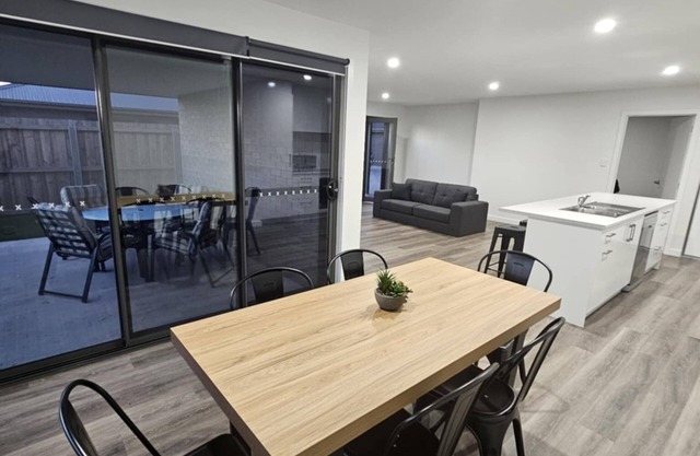 Inviting & Spacious, 5 minute drive to MTB Trials & beaches, short walk to shops