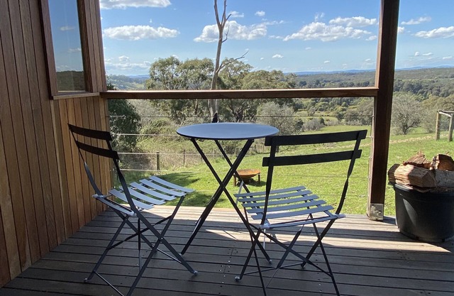 Ironbark cabin, a tranquil romantic getaway between Daylesford and Kyneton.n