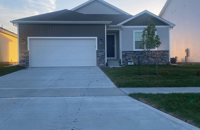 Is this Heaven? No It’s Iowa!n4-bedroom home on pond in welcoming Ankeny w/Wifi