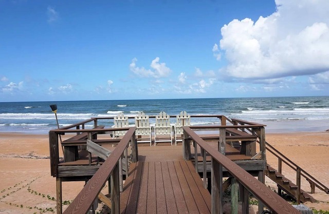 Island Dream Getaway - Beachfront 2BR/2BA & Pool