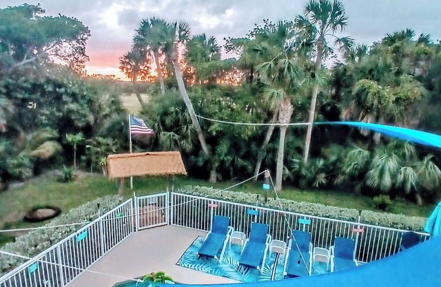 Island Escape!Walk to beach.Heated pool & hot tub.Private putting green.Privacy