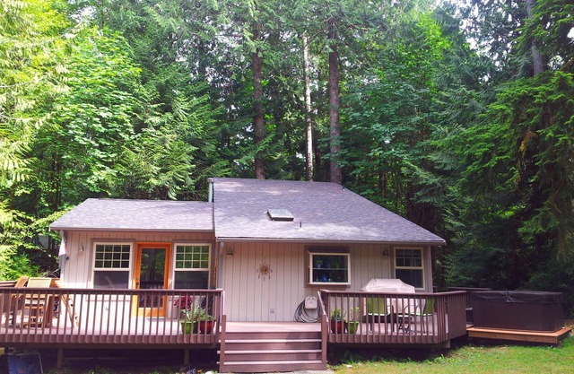 Island home with kayaks, seasonal pool, private hot tub and beautiful beach!