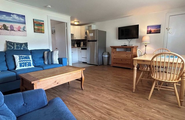 Island Inn - One Bedroom Suite - 10C - Oak Bluffs, MA