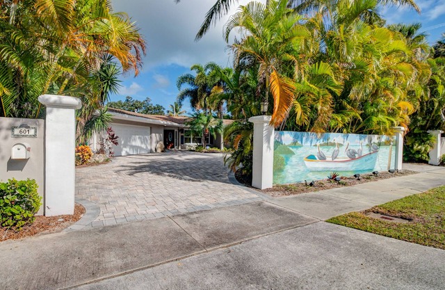 ISLAND LIVING ON CANAL