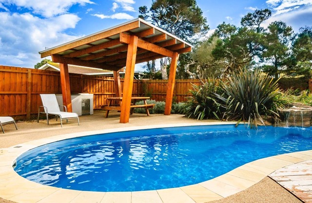 Island Oasis - with shared solar heated pool in Cowes