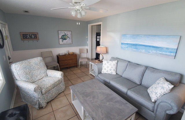 Isle Of Palms Condo, Steps Form The Ocean, Beach, Bars And Restaurants.