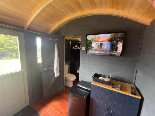 Jackdaws Shepherds Hut Sibford Gower