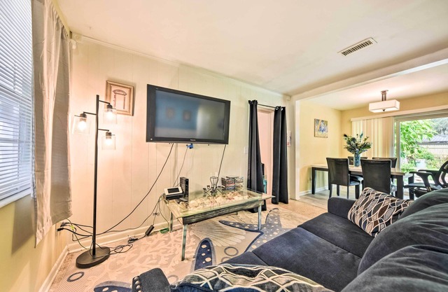 Jacksonville Getaway w/Yard ~ 2 Mi to Beach!