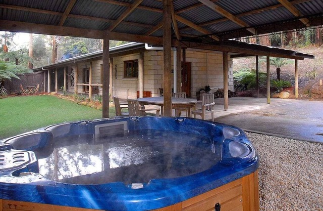Jacuzzi in 7 Acre Rain Forest Paradise