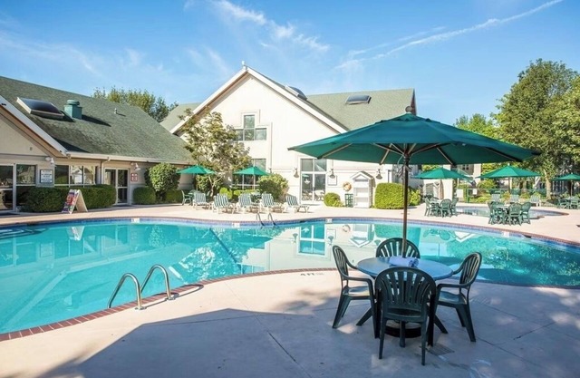Jacuzzi Tub + Fireplace in a Quiet Setting Close to Branson’s Main Strip