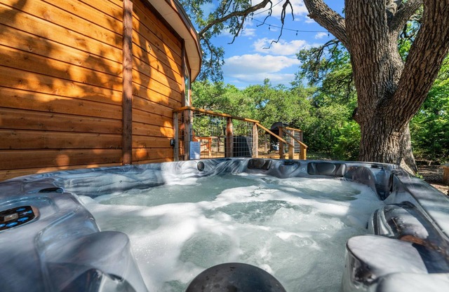 Jaw-Dropping Yurt! King Bed and Spa!