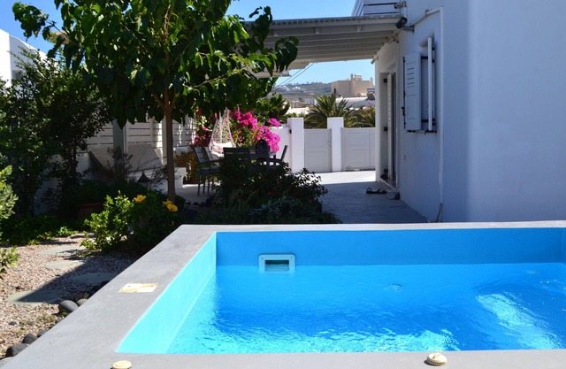 JB VILLA Stunning Santorini Escape w/jacuzzi and enclosed garden