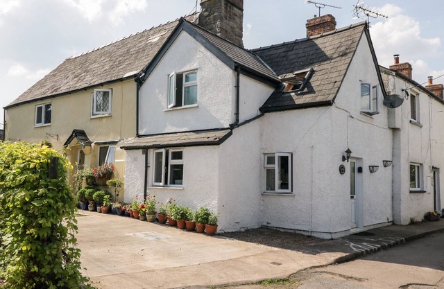 JESSAMINE COTTAGE, pet friendly in Ruardean