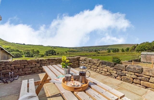 JIM'S BARN, family friendly, character holiday cottage in Diggle