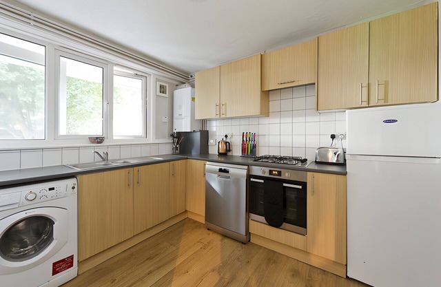 JOIVY Spacious apt w/private yard in Notting Hill