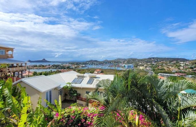 Jolly Day Villa enjoys sea views in Rodney Heights