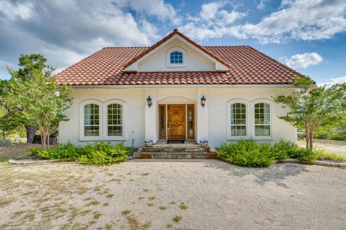 Jonestown Retreat with Deck 6 Mi to Lake Travis!