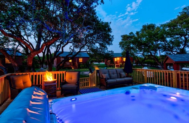 Julie's Cabins Luxury Retreat 3