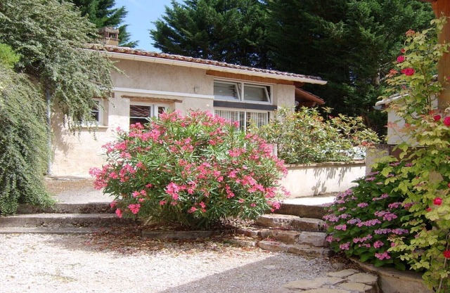 JULY PROMOTION GITE WITH SWIMMING POOL LOU CABANOU