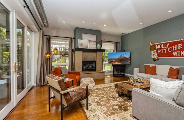 Juniper Presents: A Cool Harbert Loft Near Beaches with Fire Pit