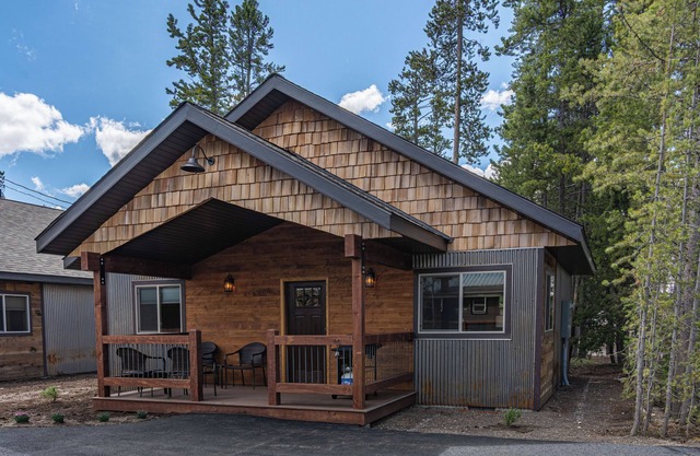 Just 5 blocks from Yellowstone, this 2 bedroom cabin has A/C!