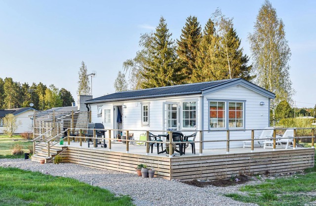 Just a few minutes from the lake, this charming and welcoming cottage with a beautiful terrace await