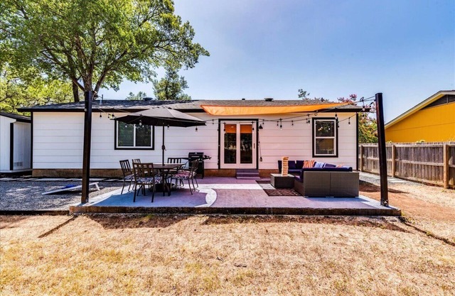 Just minutes to dazzling Downtown Austin, Sleeps 10, 3 Full Baths, 2 kitchens