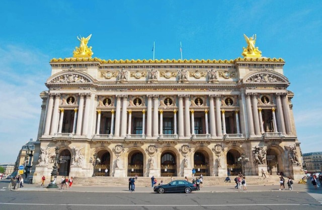 JUST STEPS AWAY FROM PLACE DE L’OPÉRA &GALERIES LAFAYETTE, BETWEEN PLACE VENDÔME