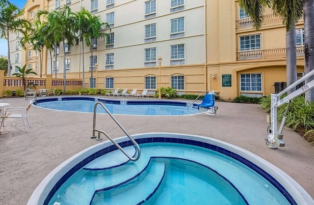 Just What You Were Looking For! 2 Relaxing Units, Free Parking, Pools