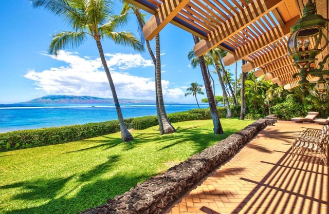 K B M Resorts BAY-35 - Presidential 5bd, 5ba beach-front estate, air conditioning, steps to ocean