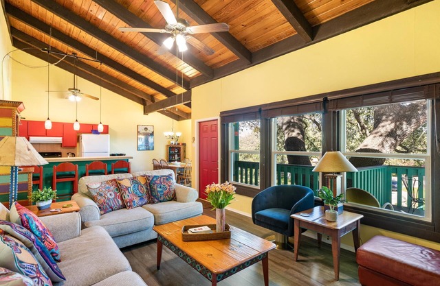 Kaleido House: king bed, close to Springs/Park