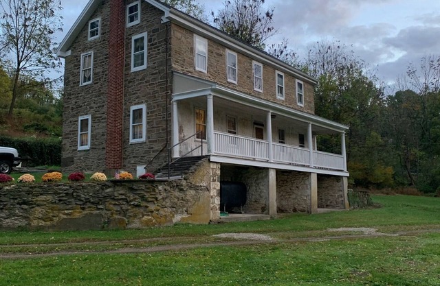 Kane Farm minutes from Hawk Mountain, Leaser Lake, Kutztown University, and I-78