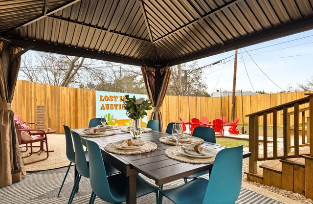 Karaoke~Cowgirl~Pool~Bocce~Fire Pit~15min DT Austin