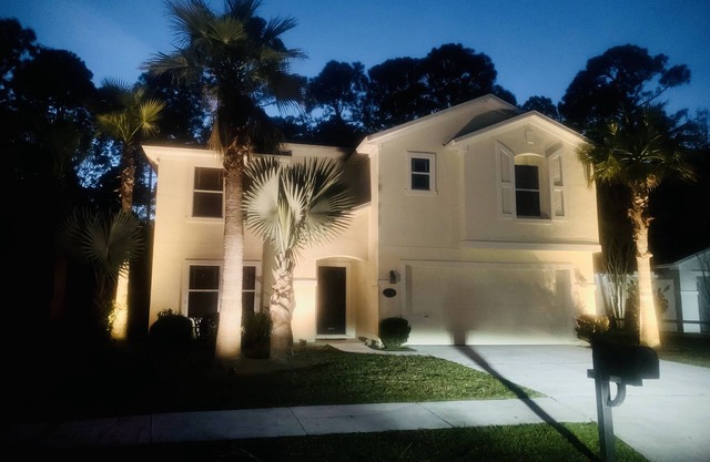 Karla’s Enchanted View. 3 BR, 2.5 Bath, Gym, Pool Tbl, 13 Min to JIA. Sleeps 6