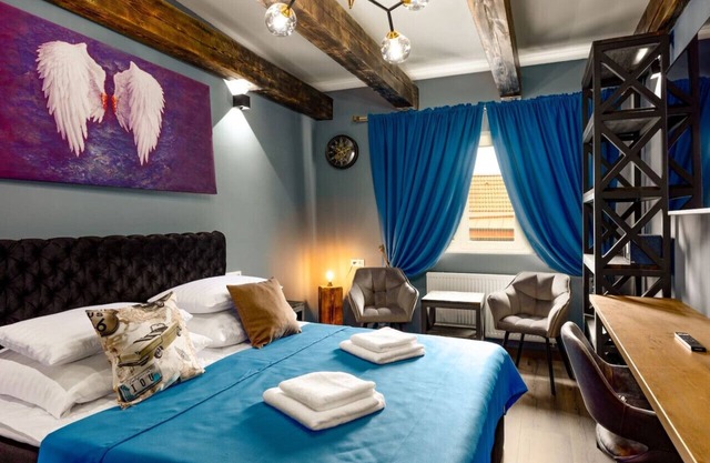 Karlovy Charme Inn: Deluxe 2BR Apt No.636