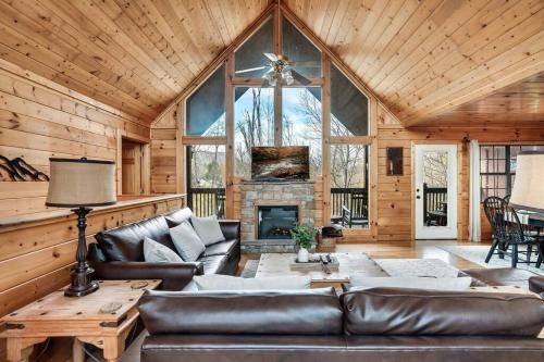 Kate's Cabin - 3 min to Dollywood! Cabin with Hot tub, Game Room, and Resort Pool!
