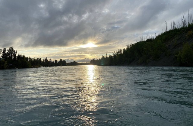 Kenai riverfront log cabin, perfect for fishing, close to town
